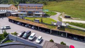 Parkdeck mit Gründach beim Mountain Resort Feuerberg