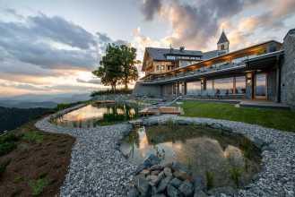 Haus mit Außenbeleuchtung und Teich auf dem Magdalensberg bietet entspannte Atmosphäre zum Wohlfühlen