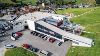 Talstation der neuen Kohlmaisbahn in Saalbach Hinterglemm mit ausreichend Parkplatzmöglichkeiten und Flachdach-Systemlösungen von BMI Villas 