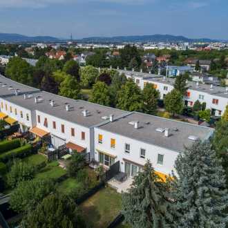 Wohnhausanlage mit Flachdachprodukten von BMI Villas, bunten Fenstern und Terrassen als auch kleinen Gärten um den Wohnenden ein schönes, erholsames Wohnen zu ermöglichen