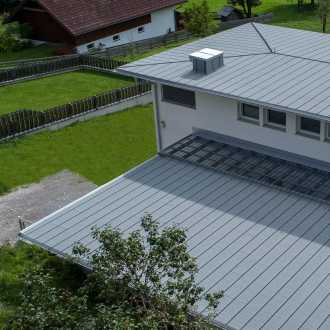 Haus mit Steildach, welches mit Contur gedeckt wurde