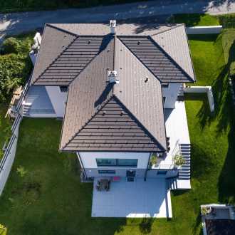 Einfamilienhaus mit Steildach, fotografiert aus der Vogelperspektive zeigt die verschiedenen Steildachzubehöre von BMI Bramac