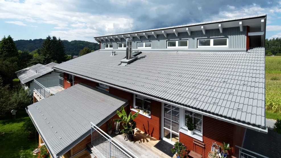 Einfamilienhaus in ländlicher Lage wird mit einem Steildach von BMI Bramac ausgestattet, welches ein sicheres und wohltuendes Wohnen für die ganze Familie ermöglicht