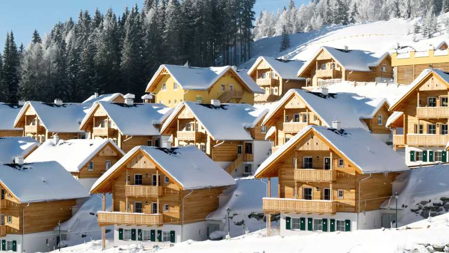 wunderschöne Winterlandschaft bei den Reihenhäusern, welche durch verschiedene Lösungen von BMI Österreich eine gute Abdichtung des Hauses und somit warme, kuschelige Wintertage ermöglichen
