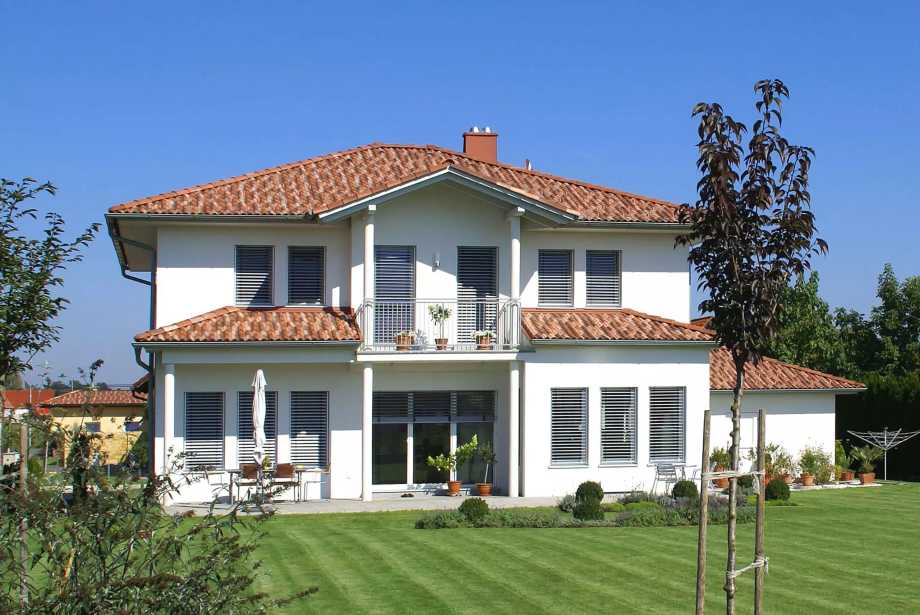 Einfamilienhaus mit großen Garten wurde am Steildach mit Dachstein Bramac Adria gedeckt 