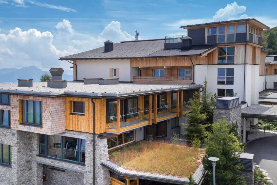 großes Gebäude des Feuerberg Ausschnitts mit Flachdächern von BMI Villas als auch Gründächern für ökologisch verantwortungsvolles Wirtschaften