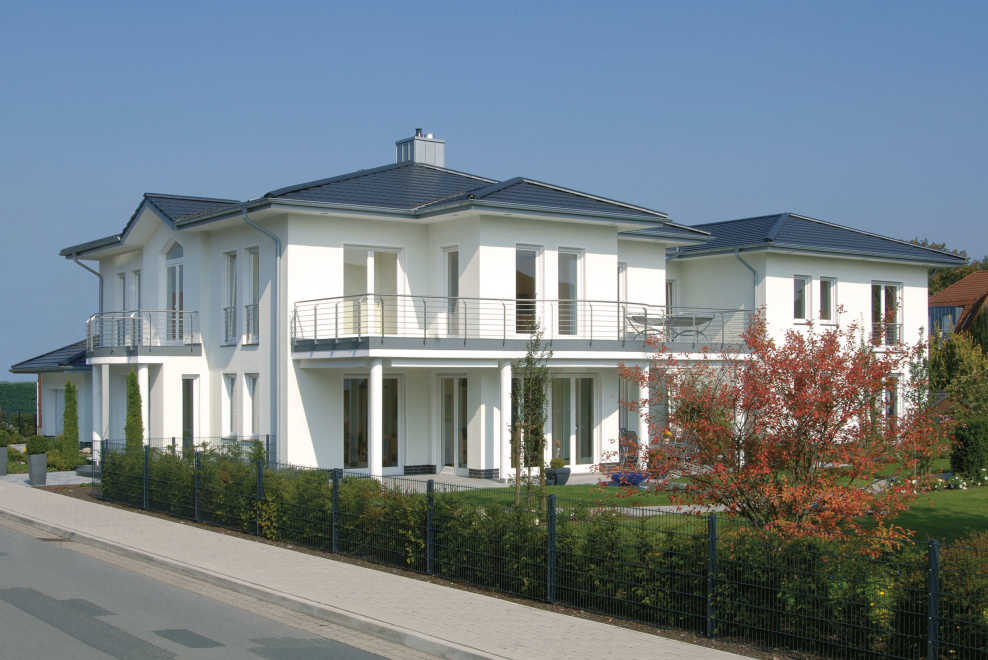 Steildach mit dunklen Dachsteinen von BMI Bramac bei einem Einfamilienhaus mit weißer Fassade