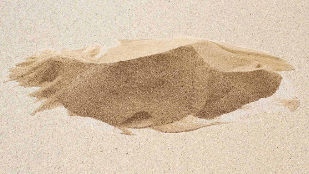 Sandhügel mit weiß, gelben feinen Sandkörnern aus dem Sandwerk Lackenbach
