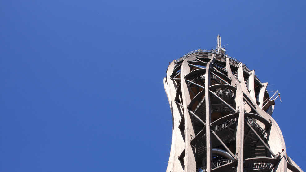 hohes Gebäude welches in den Himmel ragt mit einzigartigen architektonischen Aufbau 