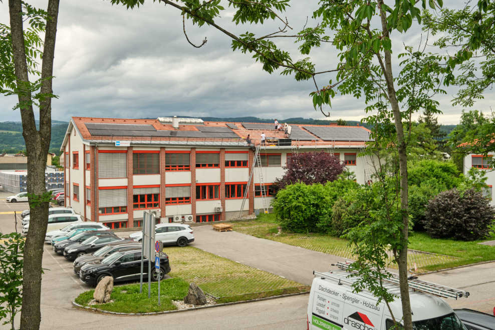 Montage der BMI Bramac Photovoltaik am Bürogebäude im Jahre 2022 in der BMI Österreich Zentrale