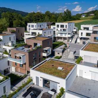 verschiedene Flachdächer von BMI Villas bei einem kleinem Wohngebiet ermöglicht ein schönes stimmiges Landschaftsbild