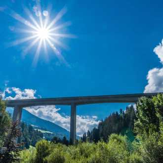 hohe Brücke von BMI Bramac wird abgelichtet bei schönem Wetter