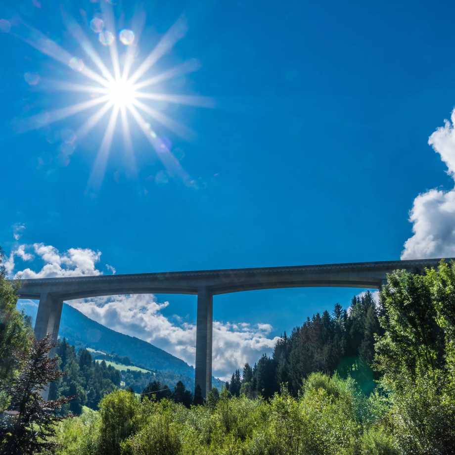 hohe Brücke von BMI Bramac mit Straße wird abgelichtet bei schönem Wetter
