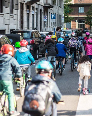 Bimbi vanno a scuola in bicicletta riuniti da Massa Marmocchi
Foto di Matteo Saderis