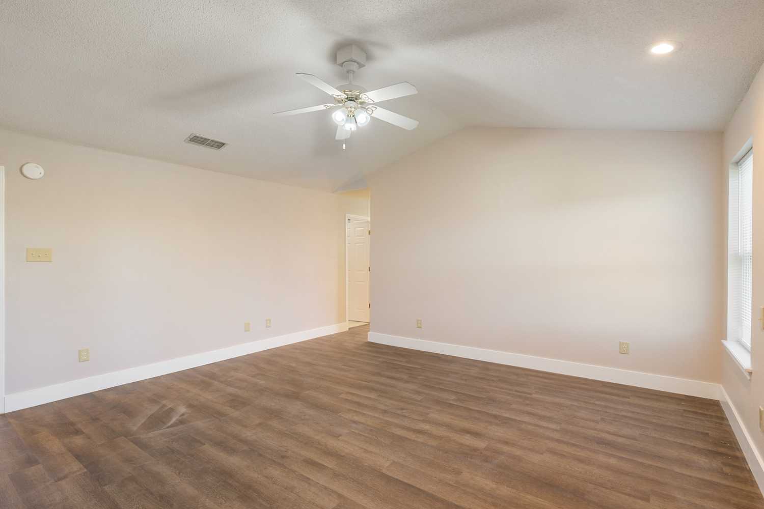 1880 Woodbridge Dr 4