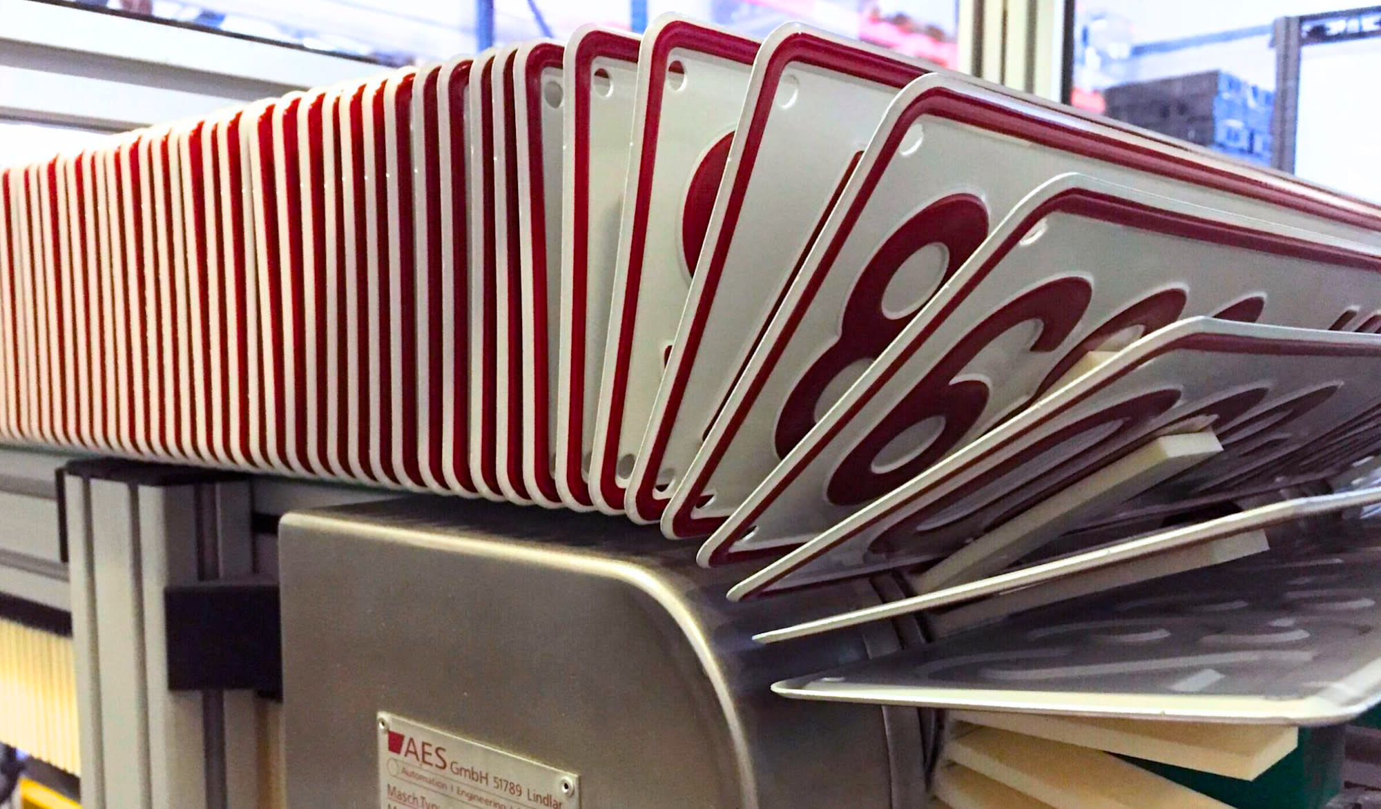 Pile de plaques d'immatriculation blanches à bordure rouge