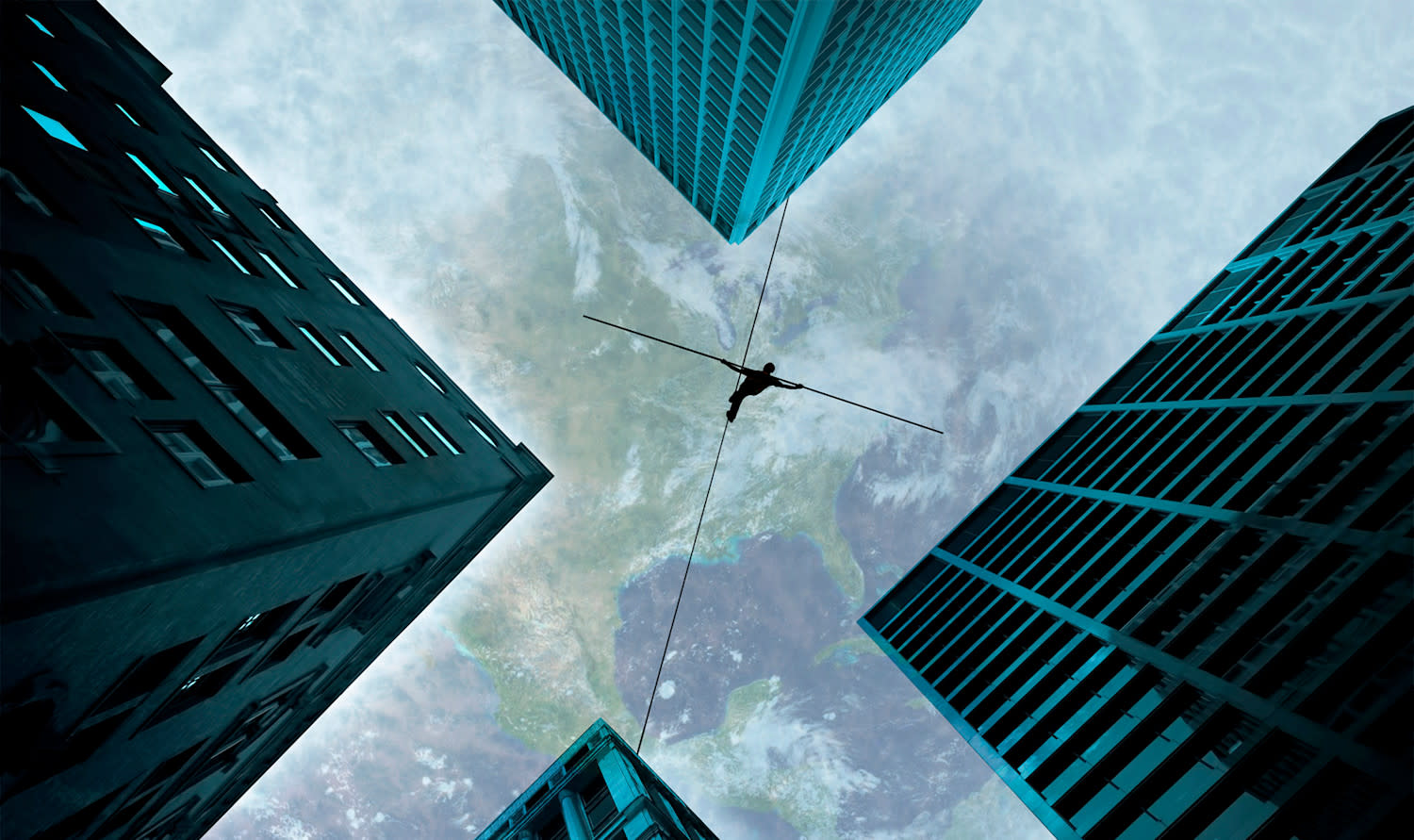 Une personne marche sur un fil tendu entre de grands gratte-ciel, vue d’en bas