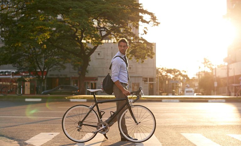 man met fiets