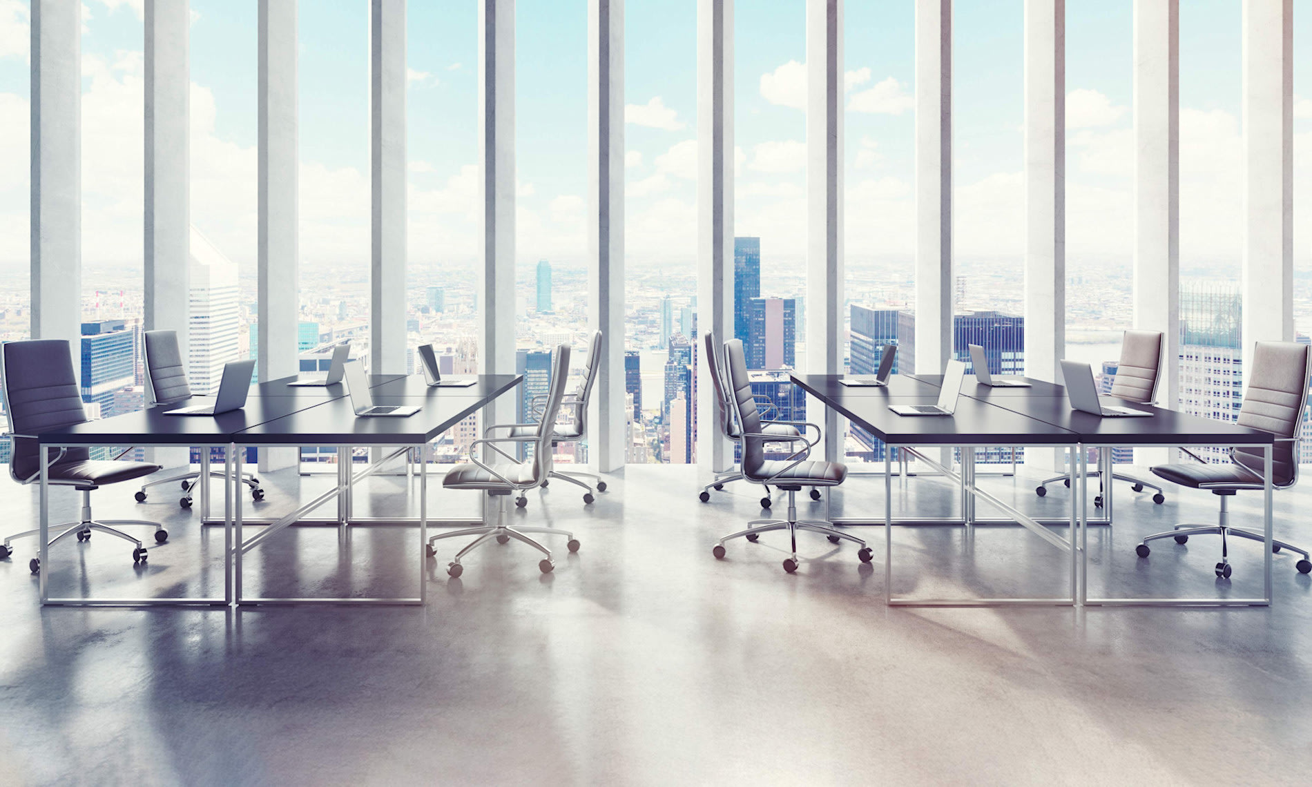 Moderne vergaderruimte met bureaus en laptops in wolkenkrabber, met panoramisch uitzicht op de skyline van de stad. 