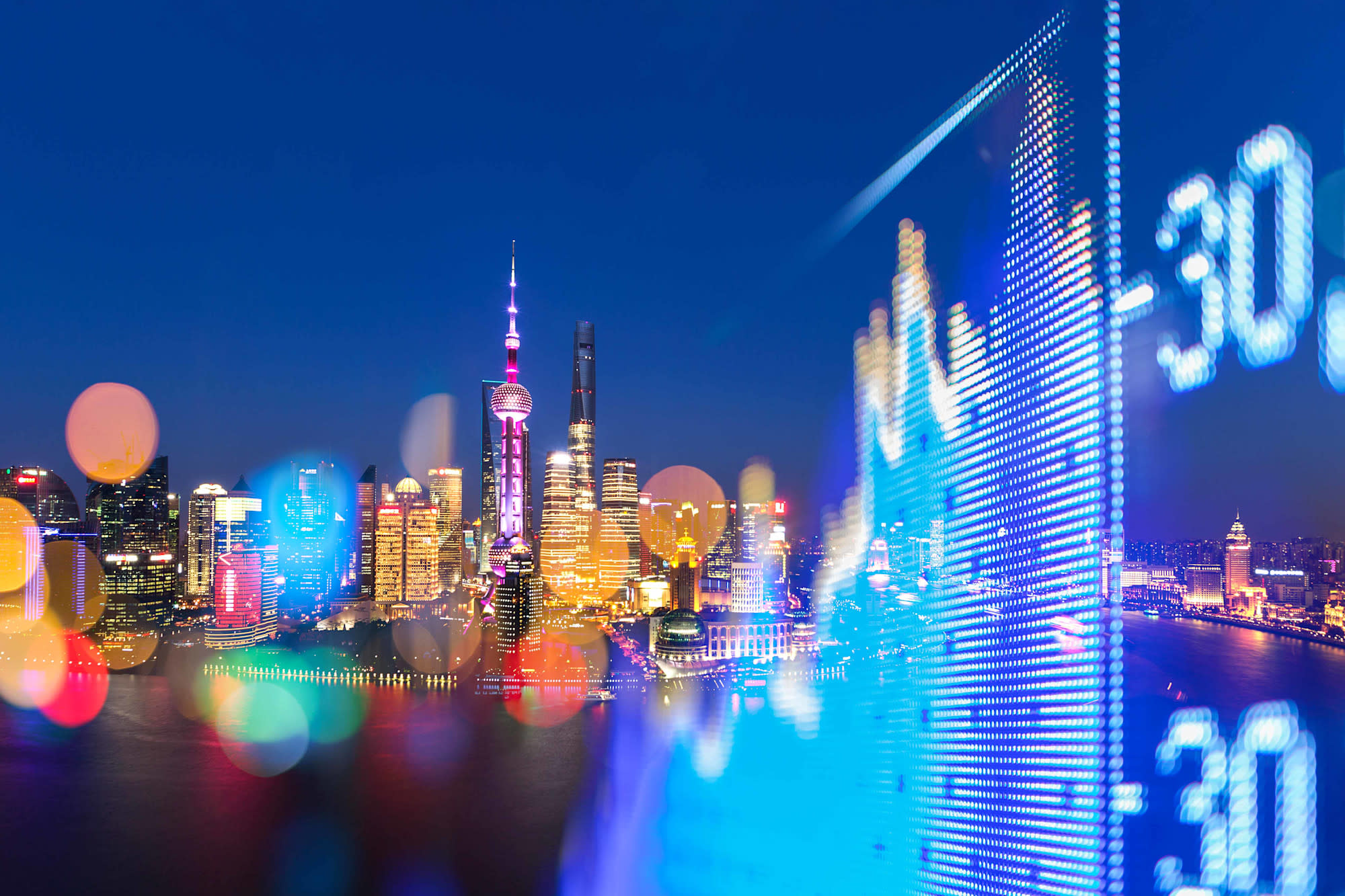 Horizon de Shanghai la nuit avec la tour Perle de l'Orient illuminée en rose, superposé à un graphique boursier bleu lumineux.