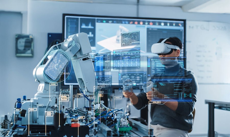 Persoon met VR-bril bestuurt robotarm in hightech laboratorium met digitale interfaces en datavisualisaties op schermen. 