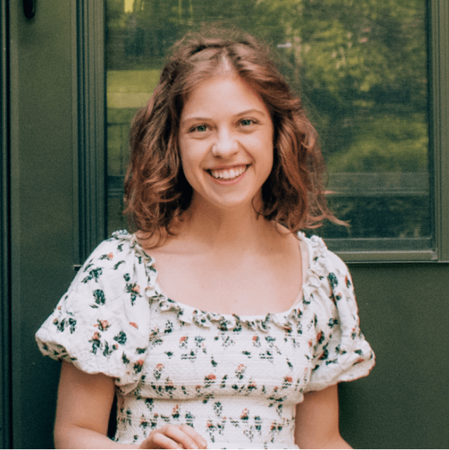 Headshot of Elizabeth Joy