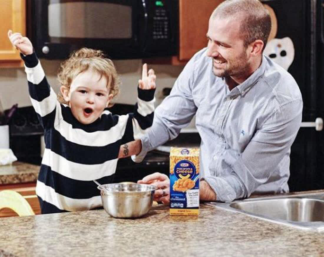 Image of a father and child eating Kraft mac and cheese