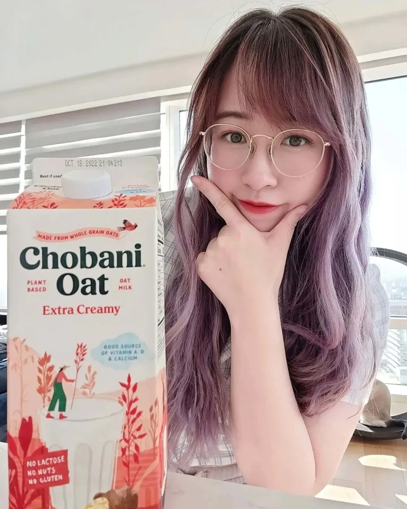 Instagram posts of Twitch influencer Natsumii posing with Chobani Oat Milk products