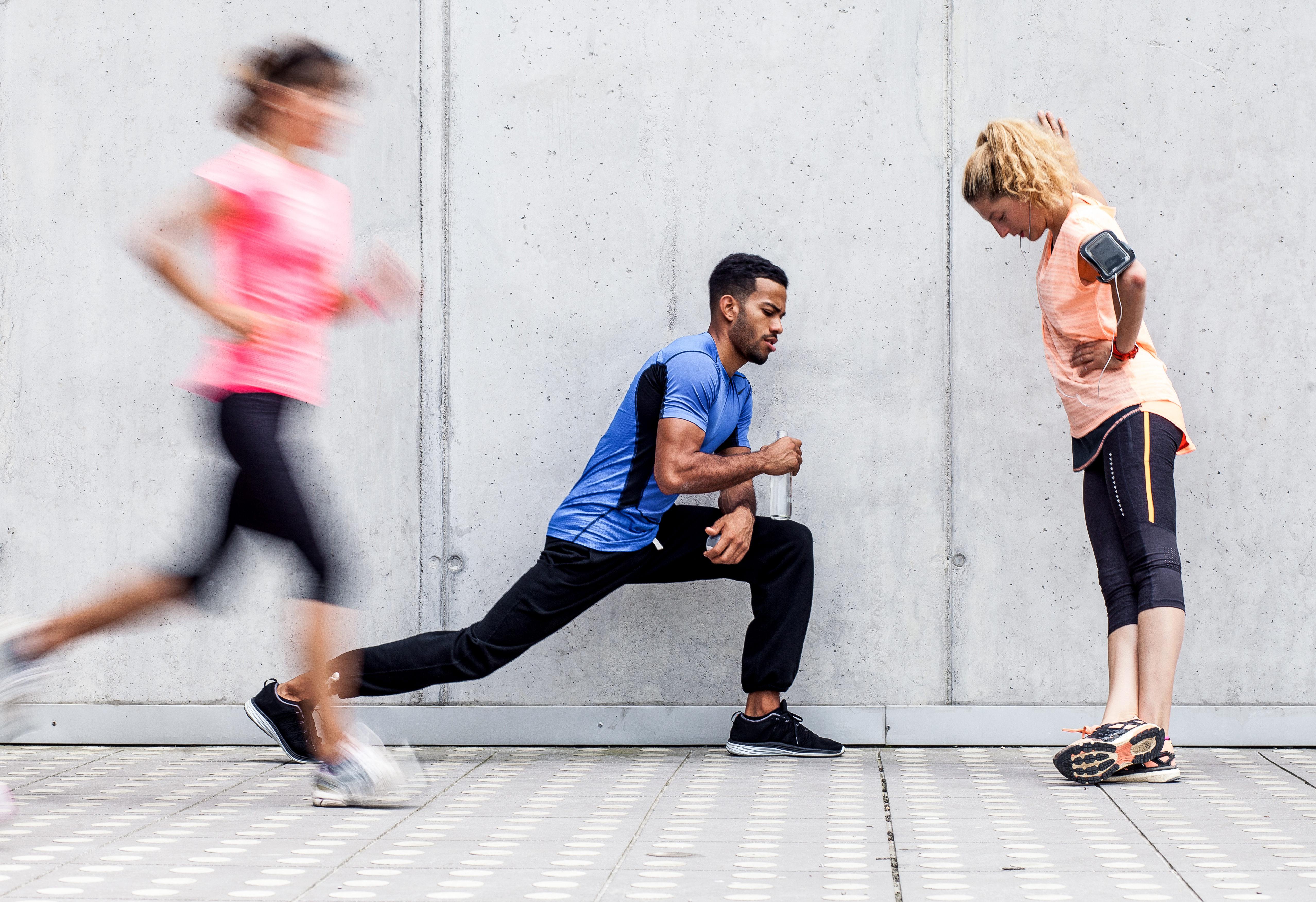 Tre som træner og strækker ud
