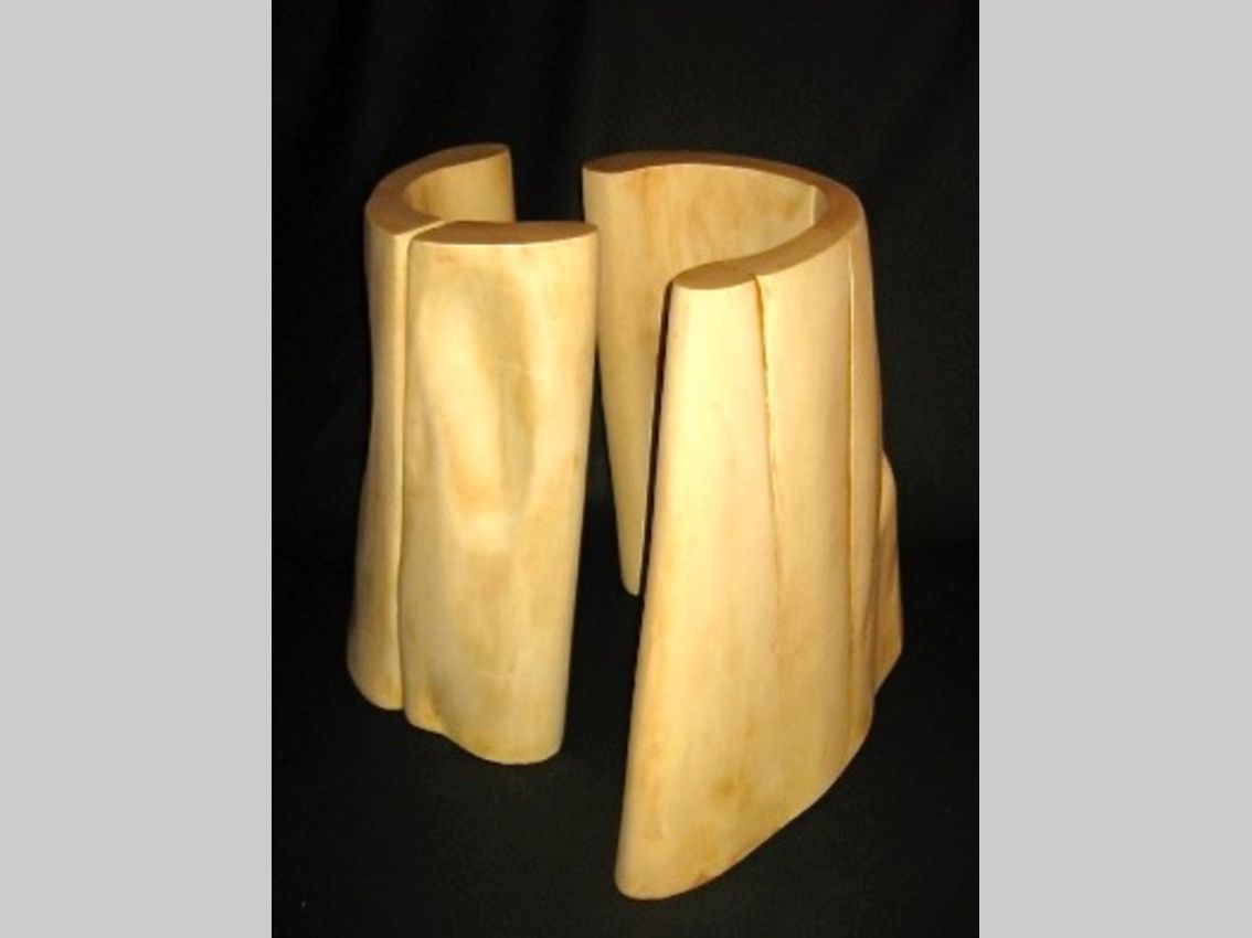 Aus Lindenholz geformtes zweiteiliges Unterteil eines Tisches Aus Lindenholz geformtes zweiteiliges Unterteil eines Tisches