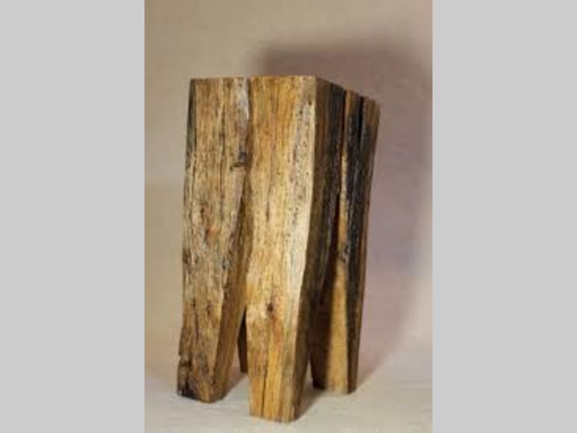 Ein hocker in der Form eines Zahnes Ein hocker in der Form eines Zahnes