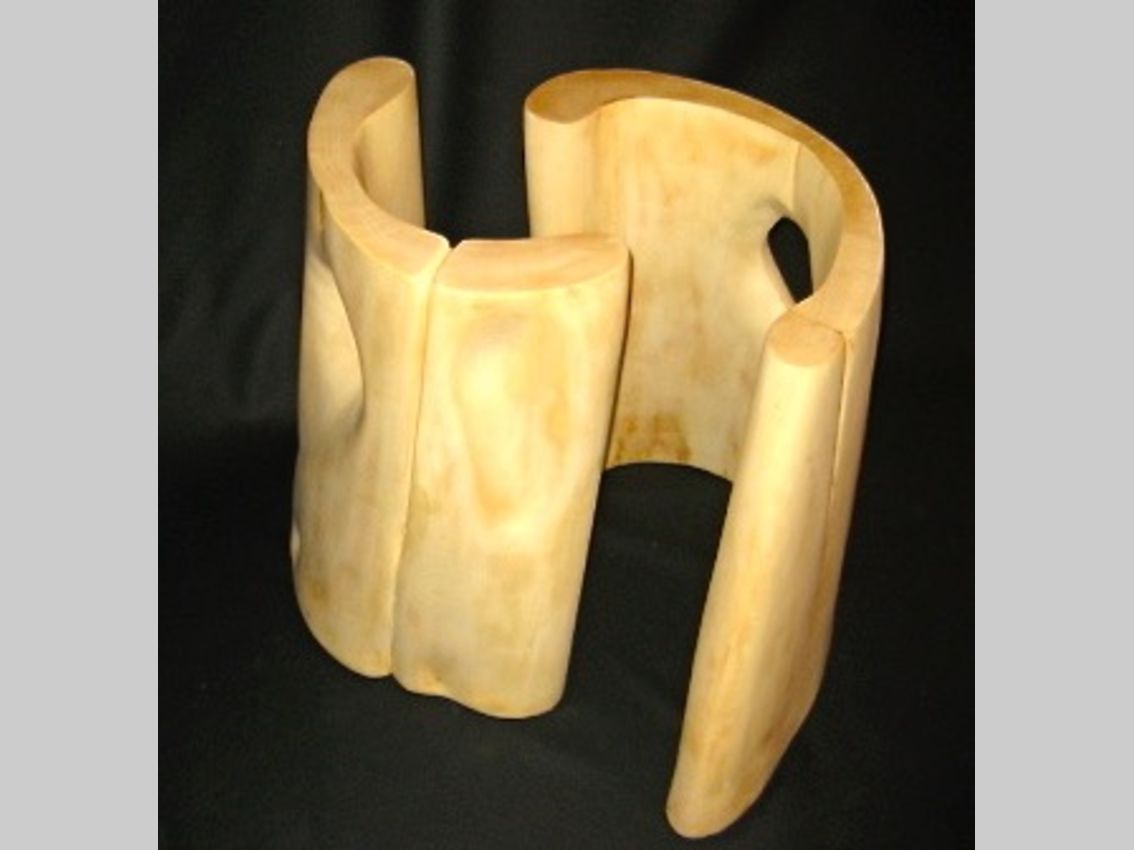Aus Lindenholz geformtes zweiteiliges Unterteil eines Tisches Aus Lindenholz geformtes zweiteiliges Unterteil eines Tisches