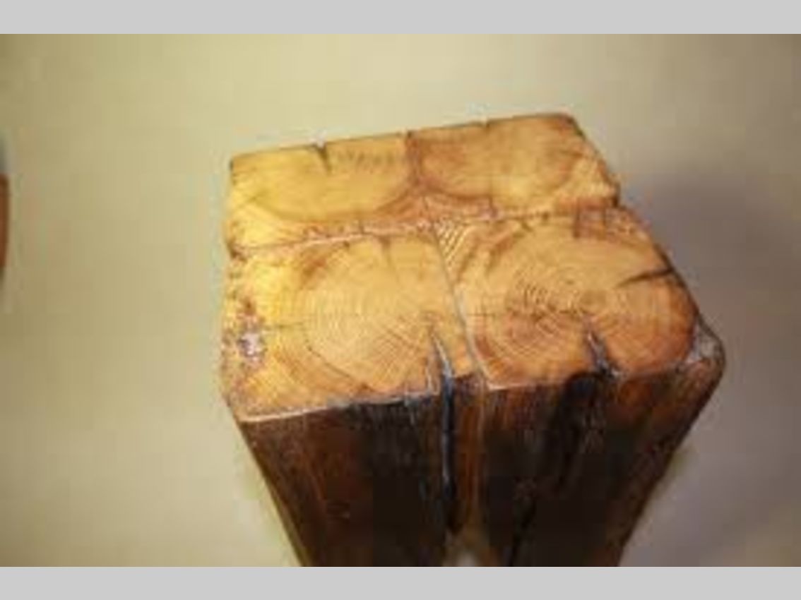 Ein hocker in der Form eines Zahnes Ein hocker in der Form eines Zahnes