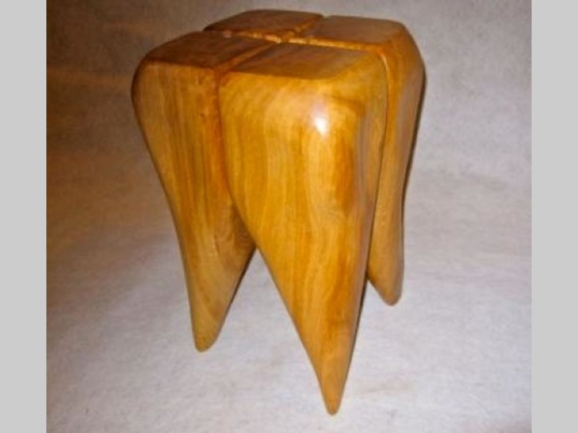 Ein hocker in der Form eines Zahnes Ein hocker in der Form eines Zahnes
