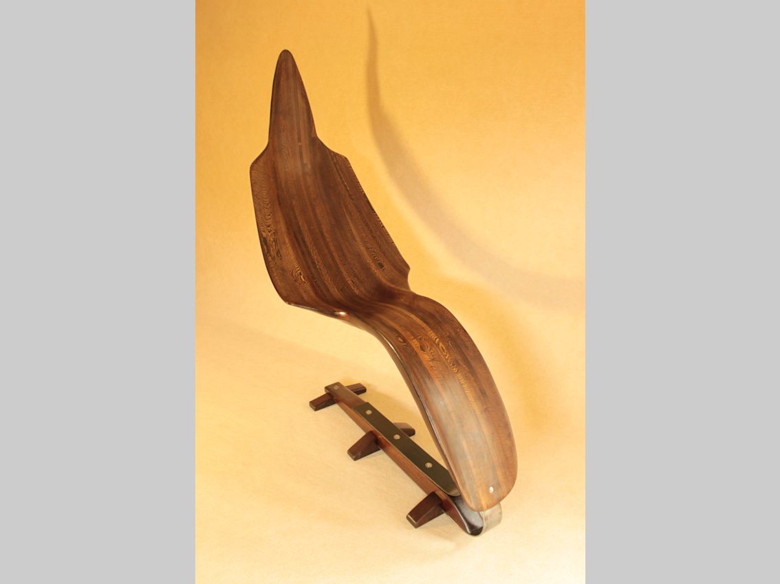 Körpergerecht geformte Liegeschwebe aus Wenge Körpergerecht geformte Liegeschwebe aus Wenge