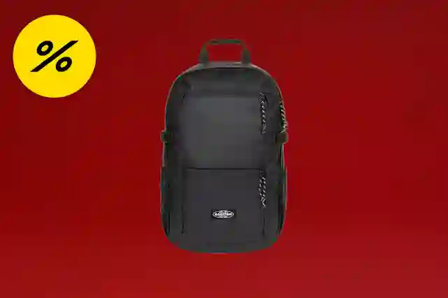 Musta Eastpak-reppu punaisella taustalla. Alennusmerkki vasemmassa yläkulmassa.