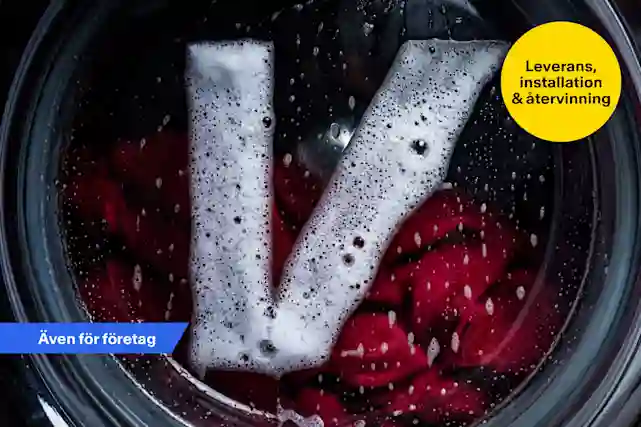Verkkokauppa.com V-logotyp inuti tvättmaskinstrumman med röda kläder och tvålskum. Leverans, installation och återvinning.
