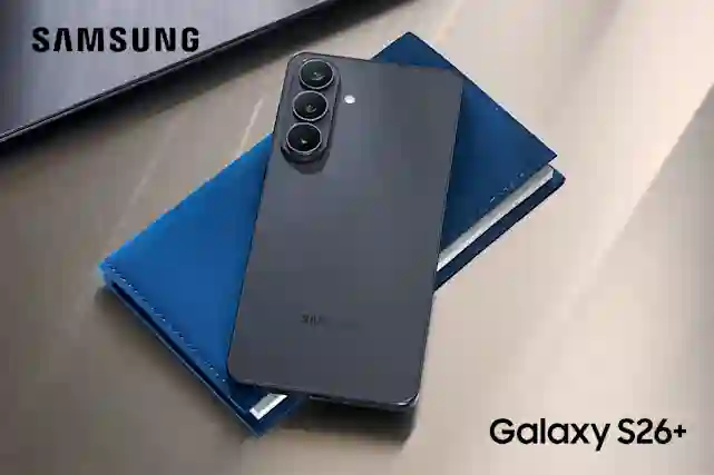 Uusi Samsung Galaxy S26+ työpöydällä.