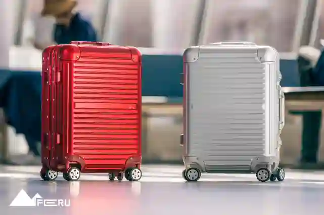 Punainen ja harmaa Feru-matkalaukku.