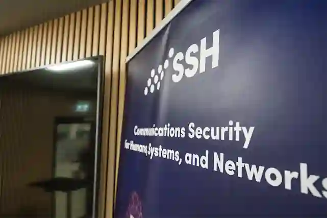 SSH logo seinässä