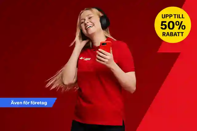 En leende kvinna lyssnar på musik med hörlurar och håller en telefon i handen. Rea upp till -50%.