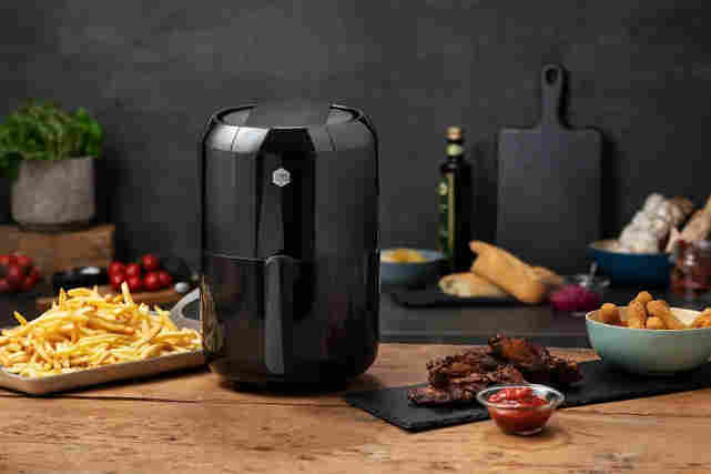 OBH Nordica Easy Fry Compact Digital -airfryer keittiönpöydällä. Erilaisia Airfryeriin sopivia ruokia pöydällä.