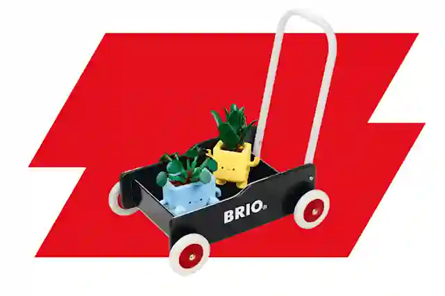 Musta BRIO-kävelyvaunu jonka kyydissä on kaksi LEGO-kasvikaveria. Ostoksille!