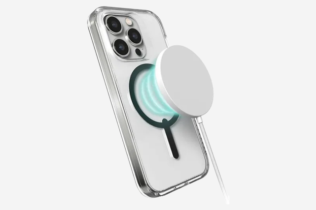 Gear4 D3O Santa Cruz Snap -suojakuori, Apple iPhone 14 Pro, musta/kirkas. Magsafe laturi antaa virtaa puhelimeen.