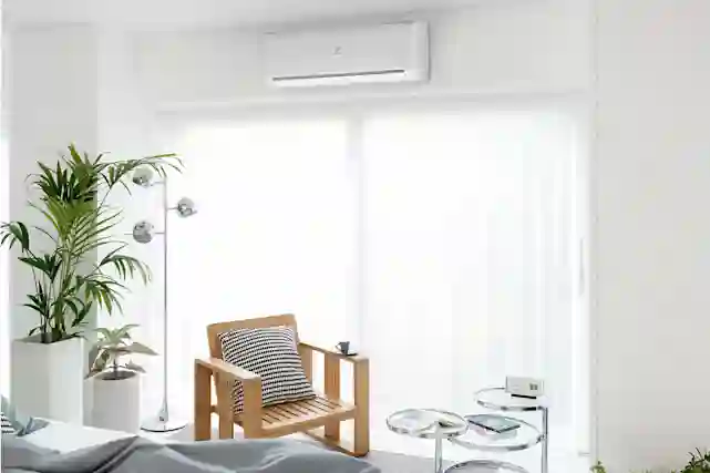 Ilmalämpöpumpun sisäyksikkö valoisan huoneen seinällä