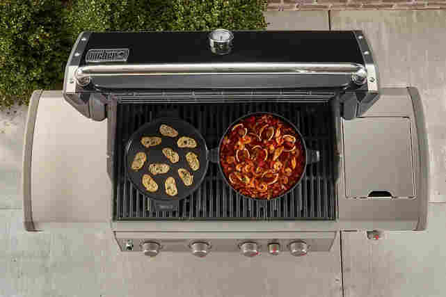 Weberin grillissä Weber Gourmet BBQ System 2-in-1 Dutch Oven -pata.