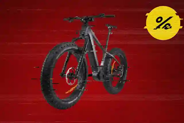 Musta täysjousitettu fatbike-sähköpyörä punaisella taustalla. Keltainen prosenttimerkki oikeassa yläkulmassa.