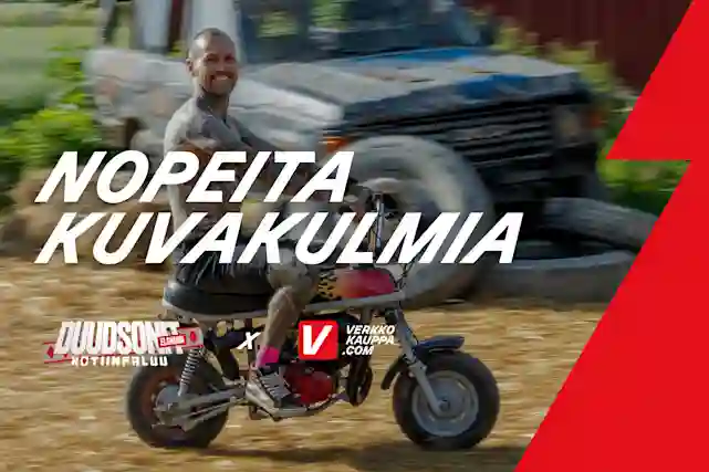 Duudsoni mopon päällä. Teksti: Nopeita kuvakulmia. Duudsonit X Verkkokauppa.com.