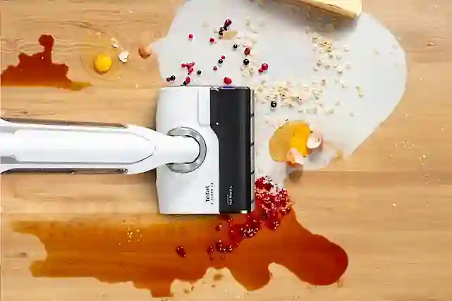 Tefal X-Clean 10 märkä-kuivaimuri imuroi keittiön lattialle syntynyttä valtavaa sotkua.