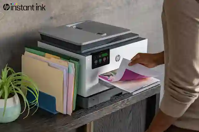 HP OfficeJet Pro 9132e All-in-One -monitoimitulostin toimistotilassa